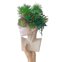 Designerski wazon w kształcie głowy z kompozycją sztucznych sukulentów