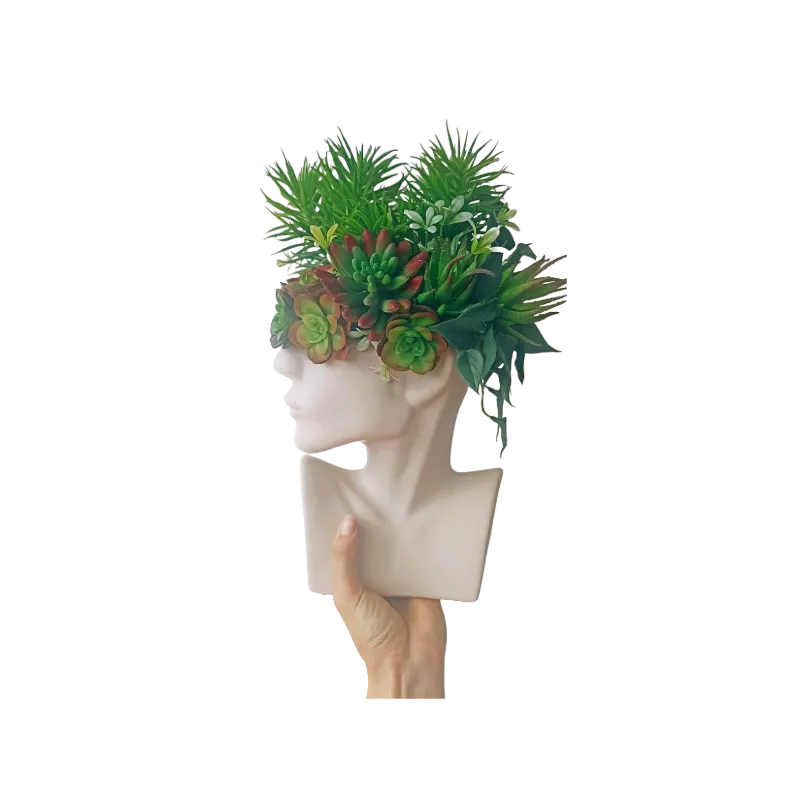 Designerski wazon w kształcie głowy z kompozycją sztucznych sukulentów