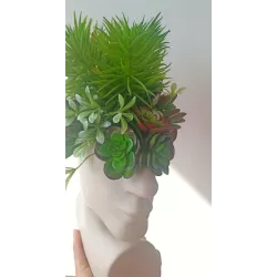 Designerski wazon w kształcie głowy z kompozycją sztucznych sukulentów