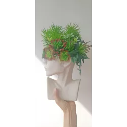 Designerski wazon w kształcie głowy z kompozycją sztucznych sukulentów