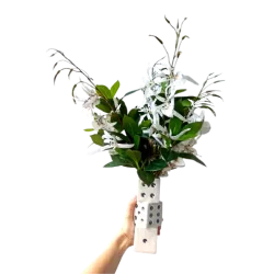 Designerski Wazon Kostki do Gry z Białymi Kwiatami Dekoracja do Domu Biura