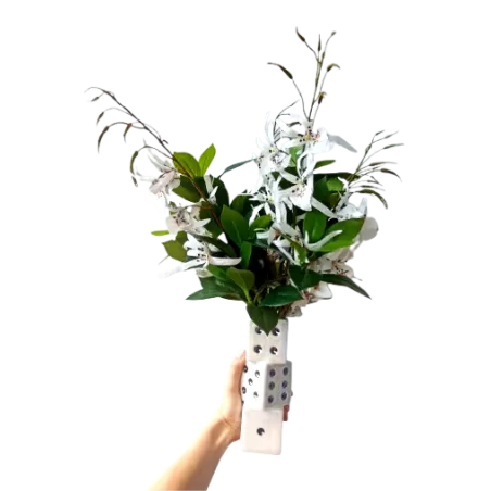 Designerski Wazon Kostki do Gry z Białymi Kwiatami Dekoracja do Domu Biura