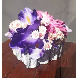 Elegancki Stroik Nagrobny z Irysami i Daliami w Misie z Kory