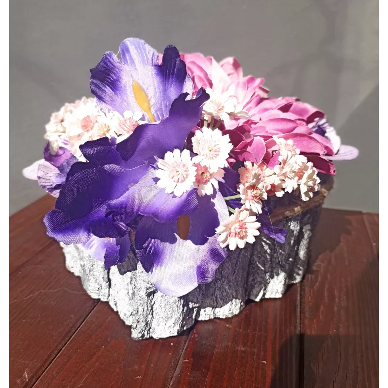 Elegancki Stroik Nagrobny z Irysami i Daliami w Misie z Kory