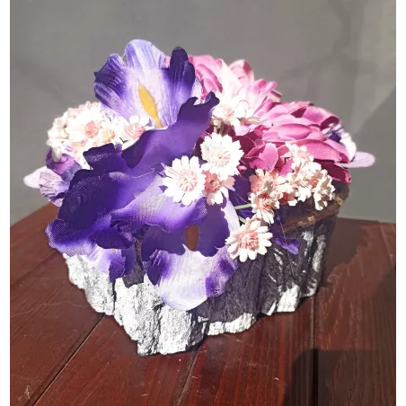 Elegancki Stroik Nagrobny z Irysami i Daliami w Misie z Kory