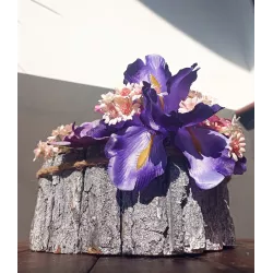 Elegancki Stroik Nagrobny z Irysami i Daliami w Misie z Kory