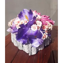 Elegancki Stroik Nagrobny z Irysami i Daliami w Misie z Kory