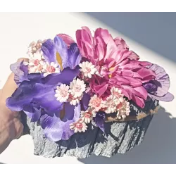 Elegancki Stroik Nagrobny z Irysami i Daliami w Misie z Kory