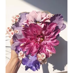 Elegancki Stroik Nagrobny z Irysami i Daliami w Misie z Kory