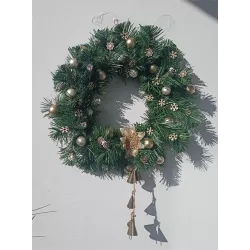 Wieniec bożonarodzeniowy 45 cm na drzwi – złoty, z dzwonkami, szyszki, rękodzieło