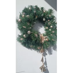 Wieniec bożonarodzeniowy 45 cm na drzwi – złoty, z dzwonkami, szyszki, rękodzieło