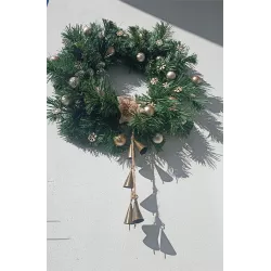 Wieniec bożonarodzeniowy 45 cm na drzwi – złoty, z dzwonkami, szyszki, rękodzieło