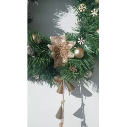 Wieniec bożonarodzeniowy 45 cm na drzwi – złoty, z dzwonkami, szyszki, rękodzieło