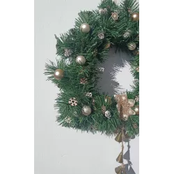 Wieniec bożonarodzeniowy 45 cm na drzwi – złoty, z dzwonkami, szyszki, rękodzieło