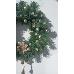 Wieniec bożonarodzeniowy 45 cm na drzwi – złoty, z dzwonkami, szyszki, rękodzieło