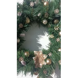 Wieniec bożonarodzeniowy 45 cm na drzwi – złoty, z dzwonkami, szyszki, rękodzieło