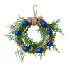 Bożonarodzeniowy Wieniec Na Drzwi Z Szyszkami I Niebieskimi Bombkami