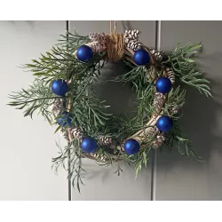 Bożonarodzeniowy Wieniec Na Drzwi Z Szyszkami I Niebieskimi Bombkami