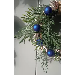 Bożonarodzeniowy Wieniec Na Drzwi Z Szyszkami I Niebieskimi Bombkami