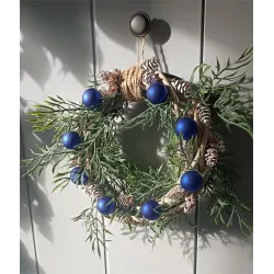 Bożonarodzeniowy Wieniec Na Drzwi Z Szyszkami I Niebieskimi Bombkami