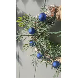 Bożonarodzeniowy Wieniec Na Drzwi Z Szyszkami I Niebieskimi Bombkami