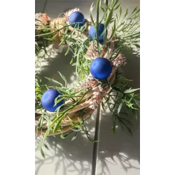 Bożonarodzeniowy Wieniec Na Drzwi Z Szyszkami I Niebieskimi Bombkami