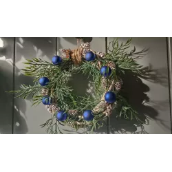 Bożonarodzeniowy Wieniec Na Drzwi Z Szyszkami I Niebieskimi Bombkami