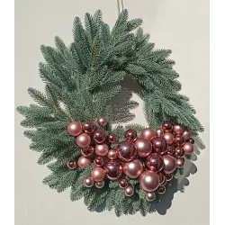 Bożonarodzeniowy wieniec na drzwi z różowymi bombkami rose gold DUŻY