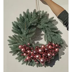 Bożonarodzeniowy wieniec na drzwi z różowymi bombkami rose gold DUŻY