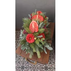 Elegancki stroik bożonarodzeniowy na grób z gerberami i anturium