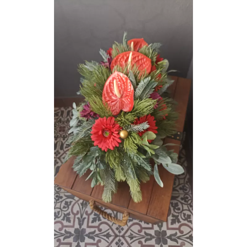 Elegancki stroik bożonarodzeniowy na grób z gerberami i anturium