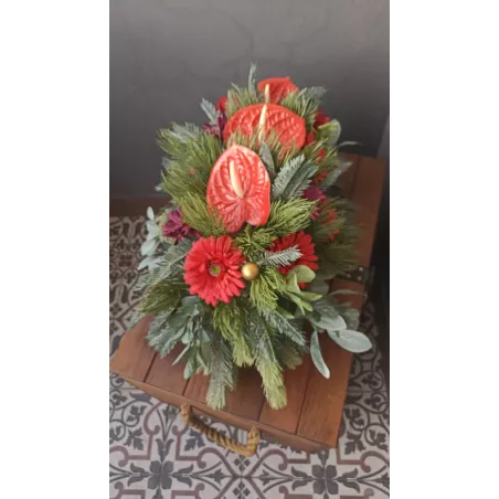 Elegancki stroik bożonarodzeniowy na grób z gerberami i anturium