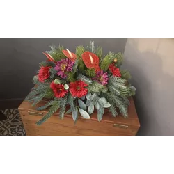 Elegancki stroik bożonarodzeniowy na grób z gerberami i anturium