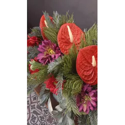 Elegancki stroik bożonarodzeniowy na grób z gerberami i anturium