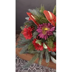 Elegancki stroik bożonarodzeniowy na grób z gerberami i anturium