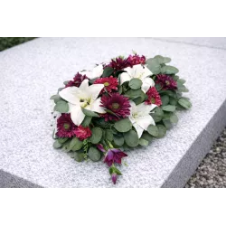 Wiązanka pogrzebowa na grób biało-bordowa – lilie i gerbery