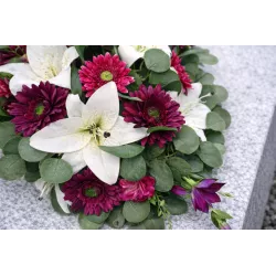 Wiązanka pogrzebowa na grób biało-bordowa – lilie i gerbery