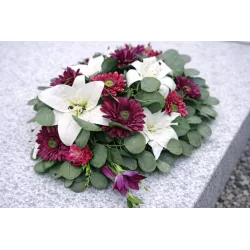 Wiązanka pogrzebowa na grób biało-bordowa – lilie i gerbery