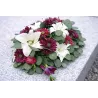 Wiązanka pogrzebowa na grób biało-bordowa – lilie i gerbery