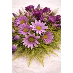 Fioletowa wiązanka pogrzebowa z paprotkami