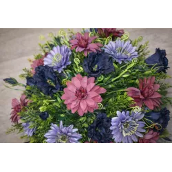 Elegancka wiązanka pogrzebowa w odcieniach burgundu, fioletu i granatu