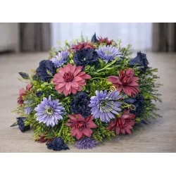 Elegancka wiązanka pogrzebowa w odcieniach burgundu, fioletu i granatu