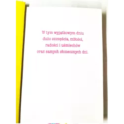 Kartka urodzinowa z życzeniami i kopertą dla kobiety w lokach